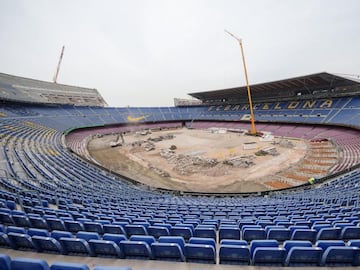 Las obras del Spotify Camp Nou ya están en marcha y las actuaciones se concentran en la demolición total de la tercera gradería, así como la evacuación de todas las instalaciones reutilizables. Estas primeras semanas de junio se ha procedido al desmantelamiento de todo el interior del Estadio, empezando por el terreno de juego, y ya se ha empezado con las demoliciones.