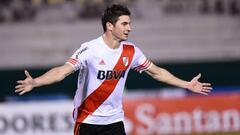Lucas Alario celebra un gol con River Plate.