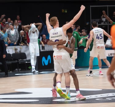 Los jugadores del Unicaja muy felices tras la victoria ante el Lenovo Tenerife. 