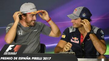 McLaren's Spanish driver Fernando Alonso (L) and Torro Rosso's Spanish driver Carlos Sainz Jr chat during a press conference at the Circuit de Catalunya on May 11, 2017 in Montmelo on the outskirts of Barcelona ahead of the Spanish Formula One Grand Prix. / AFP PHOTO / LLUIS GENE