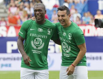 Seedorf y Gustavo López con el combinado de las estrellas. 