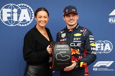 Max Verstappen en el podio de Albert Park tras conseguir la pole.