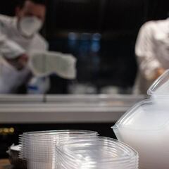 ¿Están obligados a darme un tupper en un bar si me sobra comida y qué pasa si me lo cobran?