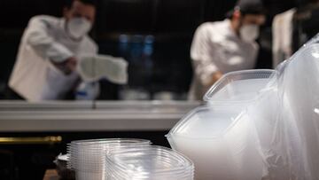 Dos cocineros preparan un plato en un restaurante un d&iacute;a antes de la posibilidad de que los clientes acudan para recoger comida para llevar con cita previa en bares y restaurantes como una de las medidas de la fase 0 de la desescalada por la pandemia del Covid-19, en Vitoria/Pa&iacute;s Vasco (Espa&ntilde;a) a 3 de mayo de 2020.
 03 MAYO 2020 CORONAVIRUS;DESESCALADA;FASE 0;COMIDA;HOSTELER&Iacute;A;RESTAURANTE;COMIDA PARA LLEVAR
 I&ntilde;aki Berasaluce / Europa Press
 03/05/2020 