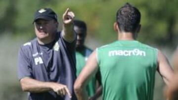 Pepe Mel dirige a sus jugadores en una sesión.