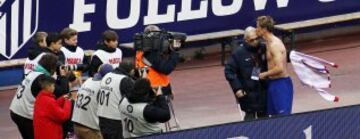 Fernando Torres regala su camiseta tras marcar su gol 100 con el Atlético de Madrid a Ángel Manuel Briñas, el ojeador que le descubrió como jugador de fútbol. 