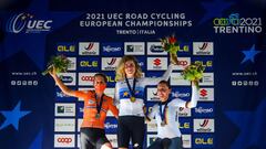 Ellen Van Dijk, Marlene Reusser y Lisa Brennauer posan en el podio tras la prueba contrarreloj femenina absoluta de los Campeonatos de Europa de Ciclismo en Ruta de Trento.