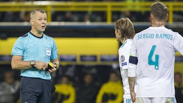 Bjorn Kuipers dialoga con Luka Modrid y Sergio Ramos en el Dortmund-Real Madrid de la fase de grupos de la Champions 2017-2018.