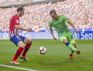 Lo Celso ante Godín. 