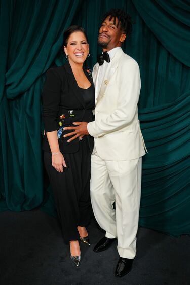Suleika Jaouad y Jon Batiste posan en la alfombra roja de la cena anual Pre-Oscar celebrada en Beverly Hills.