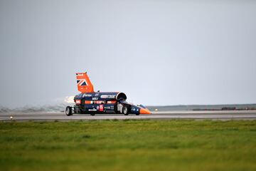 El Bloodhound SSC Supersonic diseñado por el aerodinamista de 87 años Ron Ayers en colaboración con Richard Noble, tiene previsto alcanzar el récord de los 1.609 kilómetros por hora en el desierto Hanskeen Pan de Sudáfrica.