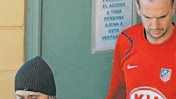 <b>A CASA. </b>Éste es el momento en el que Maniche sale del vestuario para entrenarse. Aguirre le llamó después y ya no saltó al campo.