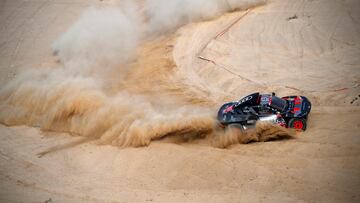 Audi's hybrid Spanish drivers Carlos Sainz and co-driver Lucas Cruz compete during the prologue of the Dakar 2023 by the Red Sea in Yanbu, Saudi Arabia, on December 31, 2022. - Swedish driver Mattias Ekstrom and his co-driver Emil Bergkvist of Sweden won the prologue ahead of French driver Sebastien Loeb and Belgian co-driver Fabian Lurquin. (Photo by FRANCK FIFE / AFP)