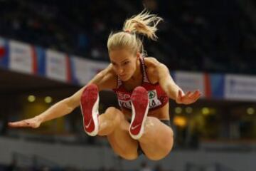 La atleta rusa Darya Klishina compite en salto de longitud.