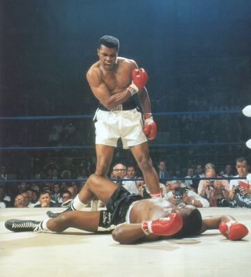 En los Juegos de Roma 1960, Cassius Clay gan車 el oro en los pesos semipesados, lo que no evit車 que por su raza sufriera discriminaci車n, contra la que siempre se pronunci車. Cuando se negaron a servirle en un restaurante de Louisville, su ciudad natal, arroj車 (dice la leyenda#) la medalla al r赤o Ohio. Se convirti車 al Islam y cambi車 su nombre a Muhammad Ali. Tambi谷n se neg車 a participar en la Guerra de Vietnam, lo que supuso una condena y la p谷rdida de sus t赤tulos.