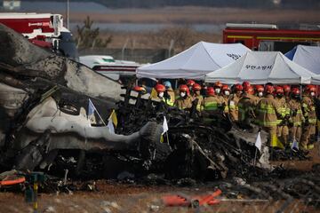 Los equipos de rescate se organizan para la operaci¨®n de salvamento del avi¨®n accidentado en el Aeropuerto Internacional de Muan.