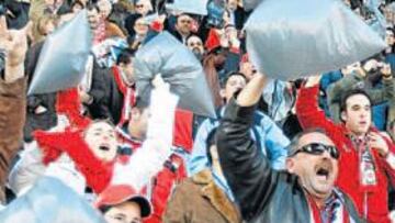 <b>'BOLSADA'. </b>La afición rojiblanca protestó contra los malos arbitrajes el pasado domingo.