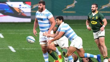 Argentina's openside flanker Facundo Isa (C) clears the ball during the Rugby Championship international rugby union Test match between South Africa and Argentina at The Nelson Mandela Bay Stadium in Port Elizabeth on August 14, 2021. (Photo by Micha
