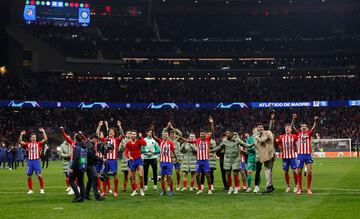 Los jugadores rojiblancos celebran la victoria y el billete a la siguiente ronda de la Champions League.