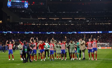 Los jugadores rojiblancos celebran la victoria y el billete a la siguiente ronda de la Champions League.