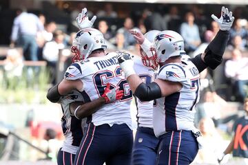 MEXICO CITY, MEXICO - NOVEMBER 19: Dion Lewis #33 of the New England Patriots celebrates with teammates after a touchdown against the Oakland Raiders during the first half at Estadio Azteca on November 19, 2017 in Mexico City, Mexico.   Buda Mendes/Getty Images/AFP
== FOR NEWSPAPERS, INTERNET, TELCOS & TELEVISION USE ONLY ==