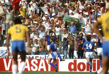 Paolo Rossi y Giancarlo Antognoni celebran un gol frente a Brasil en el Mundial de 1982. 