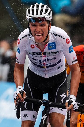 Joao Almeida, cruza la l¨ªnea de meta como nuevo maillot rosa.