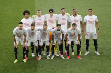 Los jugadores del Sevilla saltaron al terreno de juego antes del partido contra el Levante, con camisetas contra la Superliga