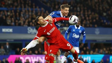 Soccer Football - Premier League - Everton v Liverpool - Goodison Park, Liverpool, Britain - April 24, 2024 Liverpool's Darwin Nunez in action with Everton's James Tarkowski Action Images via Reuters/Lee Smith NO USE WITH UNAUTHORIZED AUDIO, VIDEO, DATA, FIXTURE LISTS, CLUB/LEAGUE LOGOS OR 'LIVE' SERVICES. ONLINE IN-MATCH USE LIMITED TO 45 IMAGES, NO VIDEO EMULATION. NO USE IN BETTING, GAMES OR SINGLE CLUB/LEAGUE/PLAYER PUBLICATIONS.