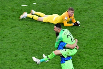 La alegría de Danijel Subasic y la tristeza de Jordan Pickford.