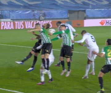 Mano de Miranda no sancionada en el Real Madrid-Betis.