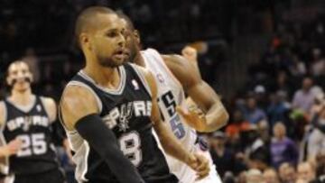 Patty Mills pasa la bola ante la defensa de Kemba alter.
