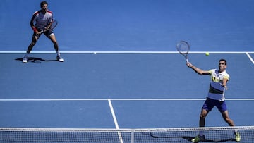 Guillermo Garcia-L&oacute;pez y Pablo Carre&ntilde;o devuelven una bola durante su partido ante Feliciano L&oacute;pez y Marc L&oacute;pez en el Abierto de Australia.