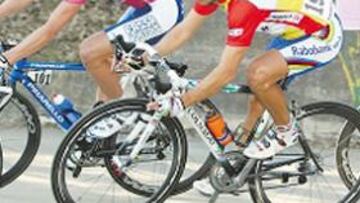 <b>DOS CAMPEONES. </b>Freire y Petacchi ruedan juntos en el pelotón.