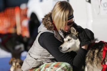 Después del acto ceremonial, ayer comenzó la primera etapa de la carrera de trineos con perros en Willow, Alaska. El viaje será de un total de 1.609 kilómetros.