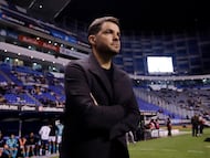 MEX844.PUEBLA (MÉXICO), 03/11/2023.-El director técnico de León Nicolás Larcamón, hoy durante un partido de la jornada 16 del torneo Apertura 2023 de la liga de fútbol mexicano disputado en el estadio Cuauhtémoc, en Puebla (México). EFE/ Hilda Ríos