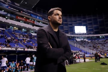 MEX844.PUEBLA (MÉXICO), 03/11/2023.-El director técnico de León Nicolás Larcamón, hoy durante un partido de la jornada 16 del torneo Apertura 2023 de la liga de fútbol mexicano disputado en el estadio Cuauhtémoc, en Puebla (México). EFE/ Hilda Ríos
