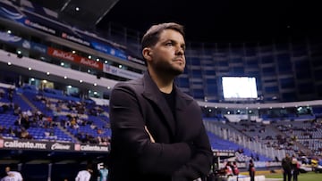 MEX844.PUEBLA (MÉXICO), 03/11/2023.-El director técnico de León Nicolás Larcamón, hoy durante un partido de la jornada 16 del torneo Apertura 2023 de la liga de fútbol mexicano disputado en el estadio Cuauhtémoc, en Puebla (México). EFE/ Hilda Ríos