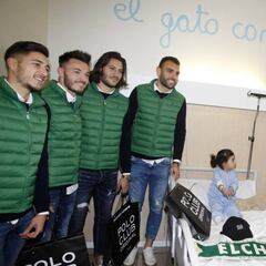 La plantilla del Elche alegra las navidades a los niños ingresados