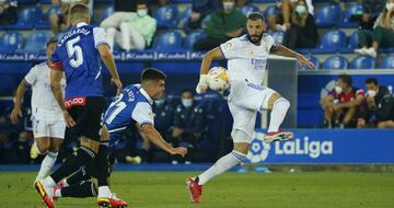 Karim Benzema se dispone a controlar el balón en una jugada del partido del sábado contra el Alavés en Mendizorroza.