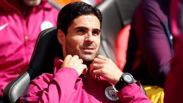 El español, Mikel Arteta, en el banquillo del Manchester City.