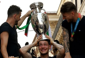Andrea Belotti, con la copa en la cabeza, junto a Florenzi y Beloti.