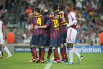 Champions League. Grupo H. Barcelona - Ajax. 2-0. Messi celebra el segundo tanto con sus compañeros.
