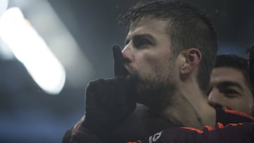 El central del Barcelona, Gerard Piqu&eacute;, mandando callar a la afici&oacute;n del Espanyol.