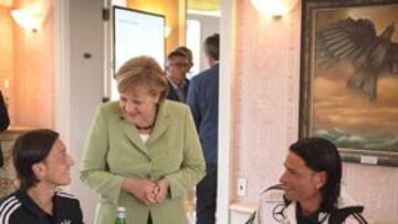 Angela Merkel visitó a los germanos y cenó con ellos