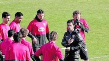 <b>CARAS SERIAS. </b>Quique, con gesto serio, da instrucciones a sus jugadores en el inicio de la sesión de entrenamiento de ayer.