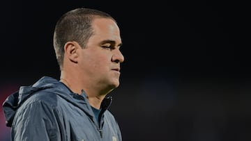 Andre Soares Jardine head coach of America receives red card during the Semi-Final first leg match between Cruz Azul and America as part of the Liga BBVA MX, Torneo Clausura 2025 at Olimpico Universitario Stadium on May 15, 2025 in Mexico City, Mexico.