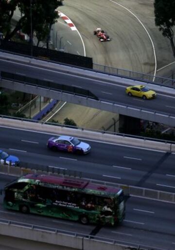 Fernando Alonso pasa por debajo de una carretera de la ciudad durante la clasificación.