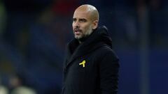 Pep Guardiola, con el lazo amarillo.