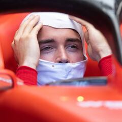 Ridículo mecánico de Ferrari en una pole gratis para Hamilton